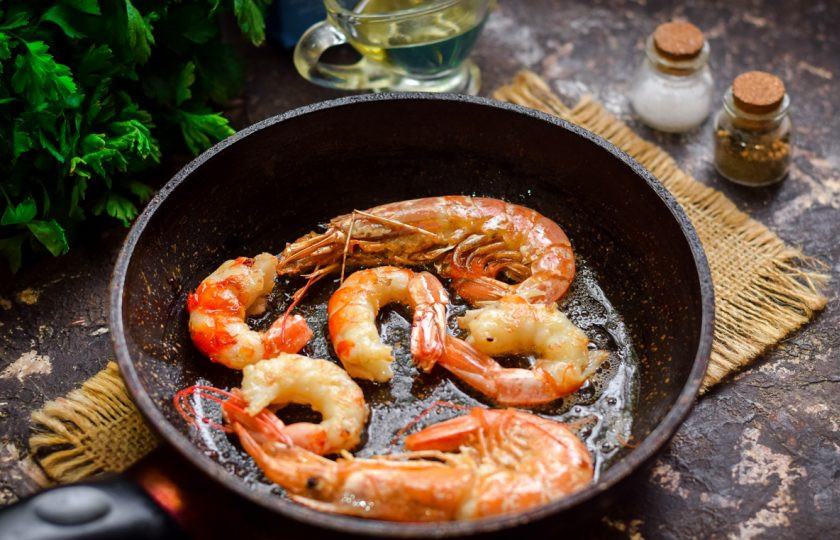 1. Этап. Креветки в соусе: Креветки можно очистить, можно оставить в панцире. Предварительно креветки разморозьте и хорошо промойте. Поджарьте креветки на растительном масле, с обеих сторон по 30 секунд.