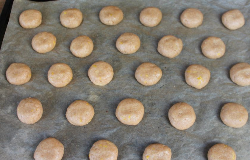 1. Этап. Постное печенье на соке: Делаем шарики из теста, выкладываем их на противень покрытый пекарской бумагой. Каждый шарик немного прижимаем. Отправляем противень в духовку. Выпекаем при температуре 180-190 градусов примерно 12 минут.