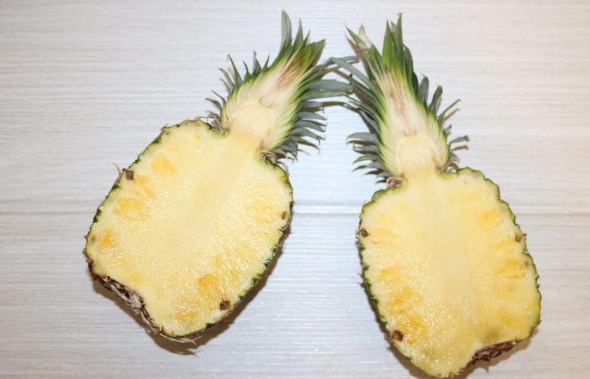 1. Этап. Фаршированные ананасы: Ананас разрежьте на две половинки.