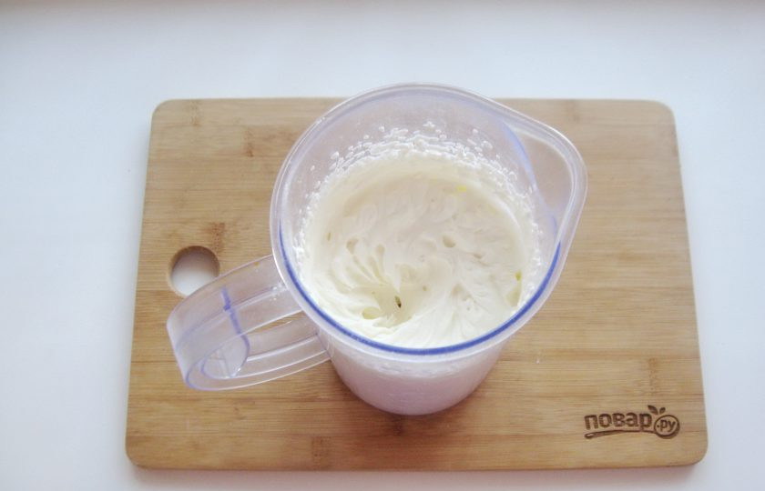 1. Этап. Торт Сердце из медовых коржей: Пока корж остывает, приготовьте крем. Перед взбиванием сливки поставьте на 10 минут в морозильную камеру. 300 мл. сливок взбейте с сахарной пудрой. Количество пудры берите по вкусу.