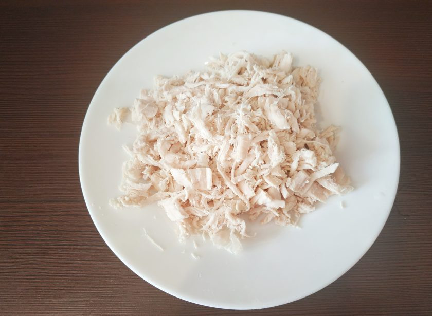 1. Этап. Испанские крокеты: Саму курицу разделите на волокна, чтобы они получились совсем тоненькие.