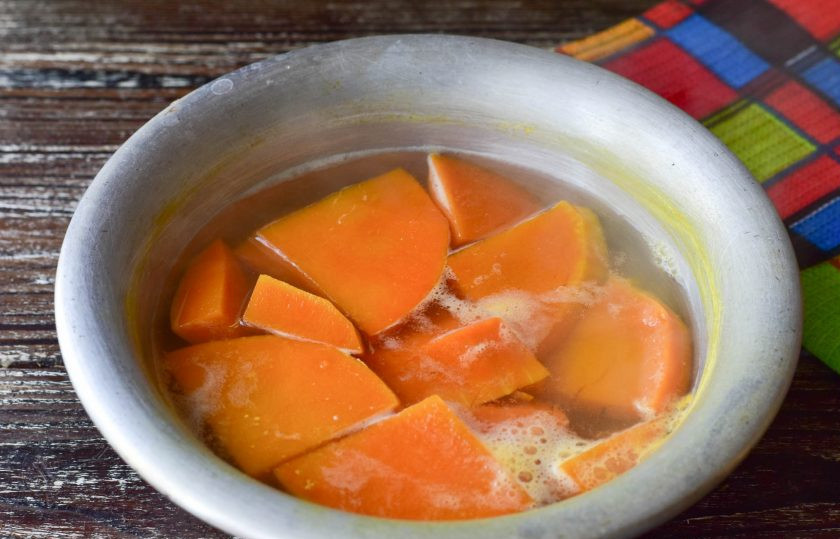 1. Этап. Тыква вареная с медом: Варите тыкву в течение 10-15 минут.