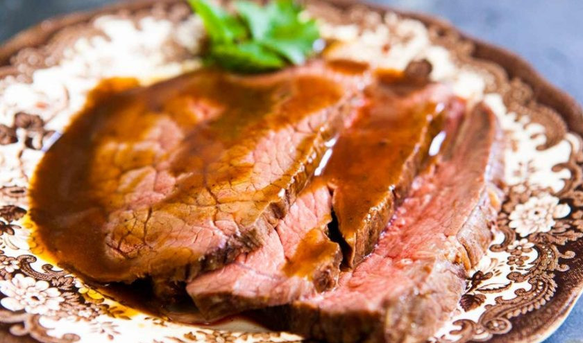 1. Этап. Вкусный рецепт говядины: Из сока, который выделился из мяса и остался в поддоне, можно сделать соус, добавив красного вина, бульона и крахмала.