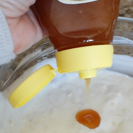 1. Этап. Мюсли по-швейцарски: Добавляем в смесь немножко меда. Перемешиваем.