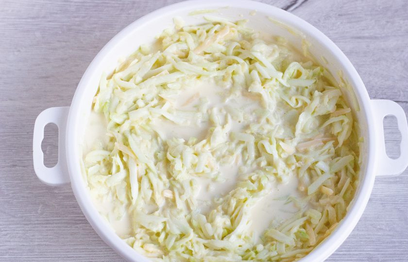 1. Этап. Кабачковое суфле под сырной шапкой: В кабачки добавьте желтки с сыром, сливки, муку, соль и перец по вкусу. Перемешайте.