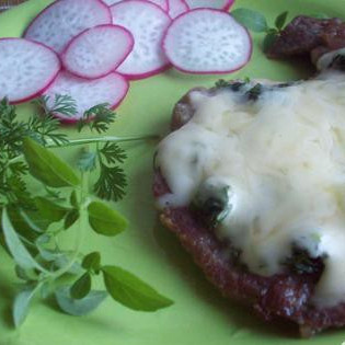 Свинина под сыром и шпинатом