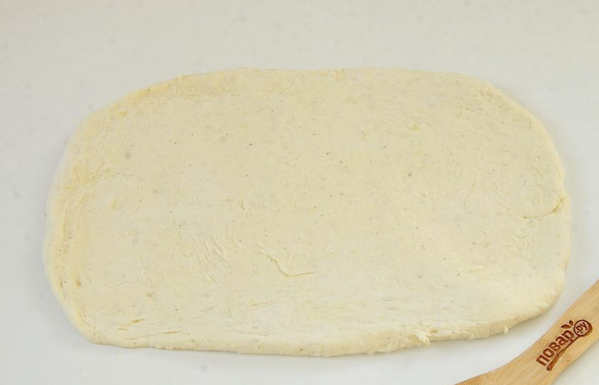 1. Этап. Картофельное печенье: Раскатайте тесто в пласт, толщиной около 5 мм, припылив стол мукой.