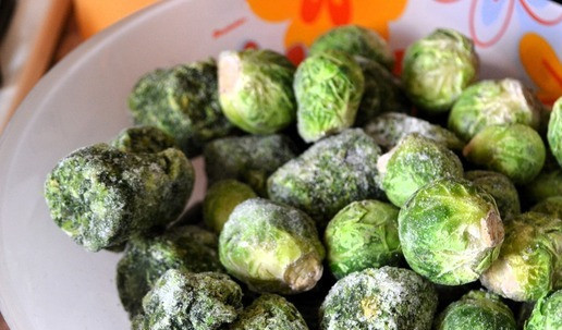 1. Этап. Соте из овощей, карри и кокоса: Замороженные овощи выложить в кипящую воду. Морковь, если свежая, то нарезать и также выложить в кипящую воду к остальным овощам. Варить после закипания 5 минут на среднем огне.