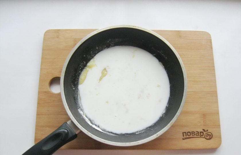 1. Этап. Белый соус: Добавьте в сковороду горячее молоко.
