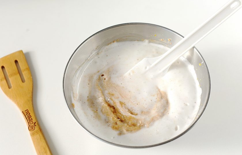 1. Этап. Тыквенно-морковный кекс: Белки взбейте с солью. Добавьте оставшийся сахар и снова все взбейте до устойчивых пиков. Добавьте взбитые белки к остальным ингредиентам и аккуратно перемешайте движениями снизу вверх.