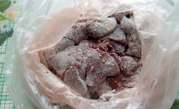 1. Этап. Куриная печенка: Переложите мясо в пакет. Добавьте муку и паприку. Тщательно перемешайте содержимое.