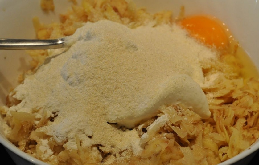 1. Этап. Драники по-белорусски: Добавьте к натертой картошке муку, манку и вбейте яйцо. Посолите по вкусу, можете добавить перец или любые другие специи. Тщательно все перемешайте.