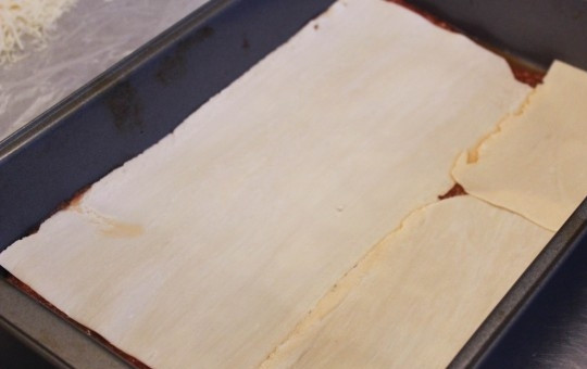 1. Этап. Лазанья с готовыми листами: Готовые листы пасты сложите на дно глубокой формы по всей поверхности.