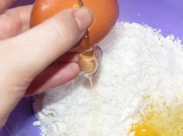 1. Этап. Запеканка из творога без манки: И добавляем яйца.