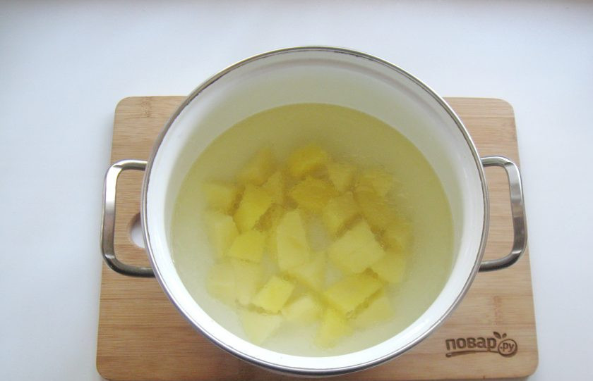 1. Этап. Борщ из индейки: Мясо достаньте из кастрюли, бульон процедите. Картофель очистите, помойте, нарежьте кубиками и выложите в кастрюлю.