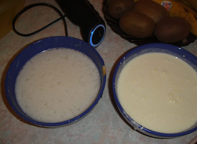 1. Этап. Торт Черепаха со сметаной: 2. С помощью блендера взбейте содержимое каждой миски до получения однородной пенистой массы.