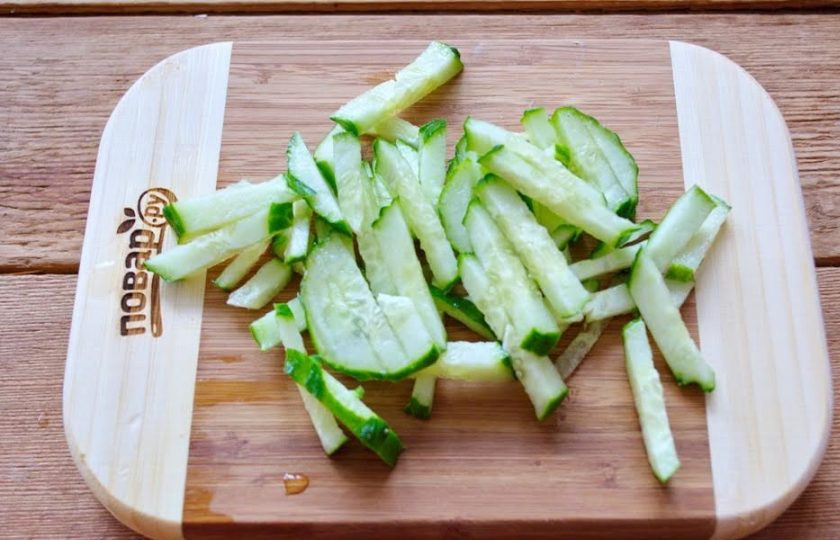 1. Этап. Салат Адмиральский: 3. Свежий огурец нарезать соломкой. Добавьте огурец в салатник.