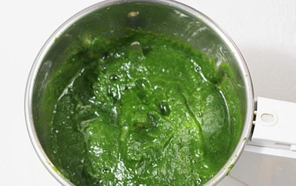 1. Этап. Рис со шпинатом: Шпинат хорошо промойте и измельчите блендером в пюре.