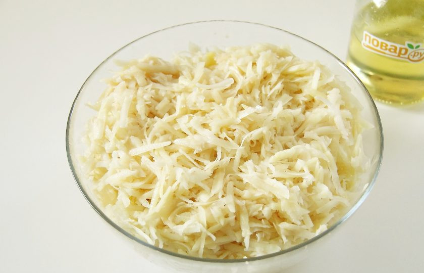 1. Этап. Картофельные оладьи по-мински: 2. Картофель натрите на крупной терке, отожмите и переложите в глубокую миску.