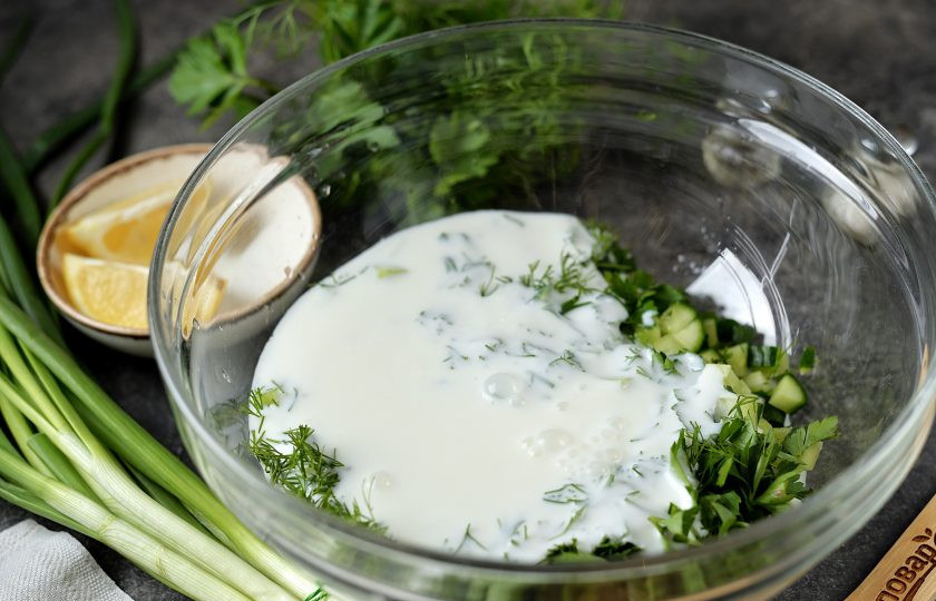 1. Этап. Летний суп на кефире: Влейте в миску кефир средней жирности.