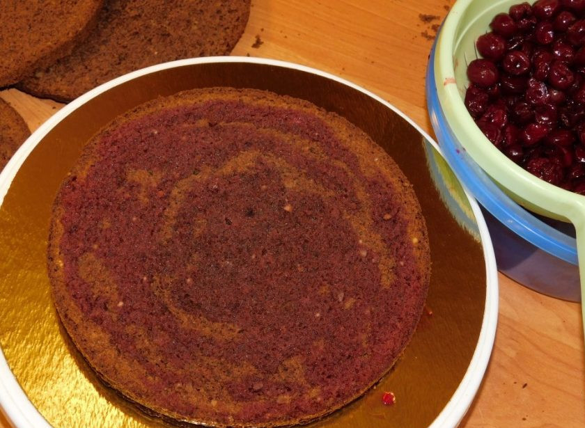 1. Этап. Торт Михалыч: Коржи пропитайте соком от вишни.