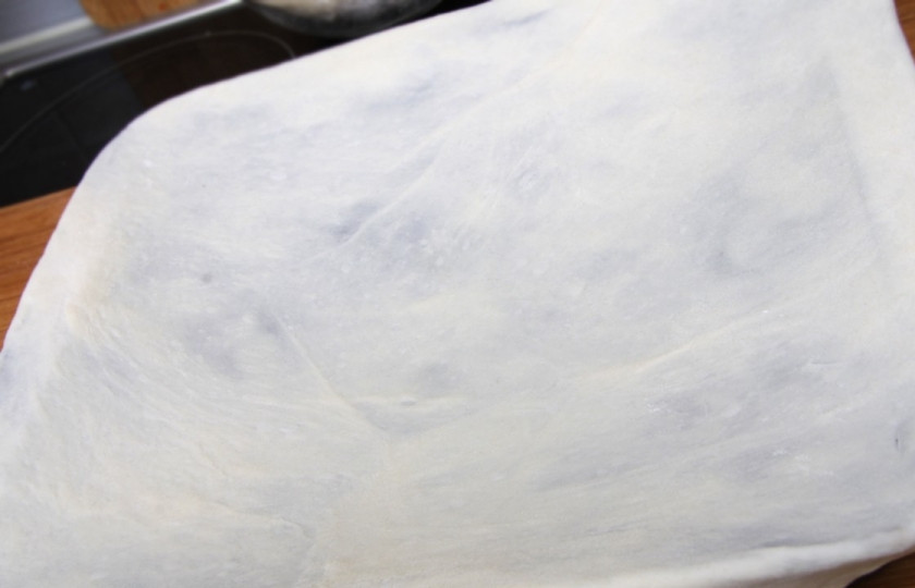 1. Этап. Фокачча бездрожжевая: Форму сбрызните оливковым маслом. Тесто растяните на неё, как на фото.