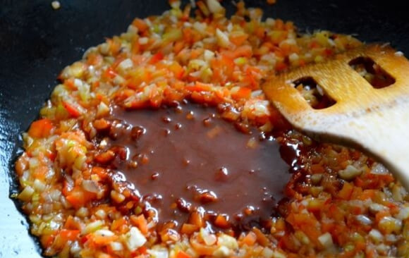 1. Этап. Рис с рыбой: 2. Смешайте 1 столовую ложку воды и крахмал. В другой миске смешайте вино, томатный и острый соевый соус, кунжутное масло, сахар и соль, отложите. В сковороду налейте немного растительного масла, добавьте измельченные овощи, измельченный шалот, чеснок. Влейте приготовленный соус на основе томатного и соевого соусов.