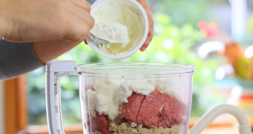 1. Этап. Мясной рулет с брокколи: 2. Затем к этом добавьте фарш, йогурт, петрушку и рикотту. Ещё раз всё взбейте.