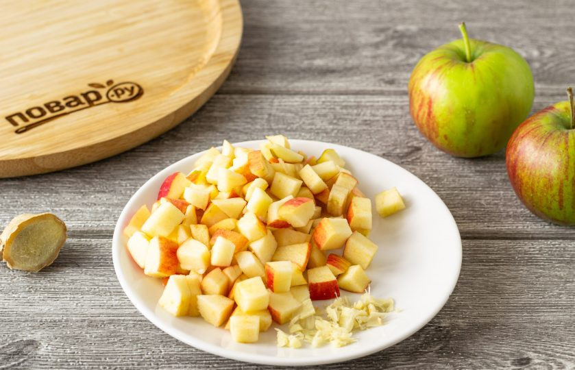 1. Этап. Гречневые оладьи с яблоком: Яблоко помойте, удалите сердцевину и нарежьте маленькими кубиками. Имбирь очистите и очень мелко порубите, либо натрите на мелкой терке.