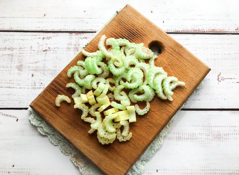 1. Этап. Салат с сельдереем и апельсином: Стебель сельдерея мелко нарежьте.