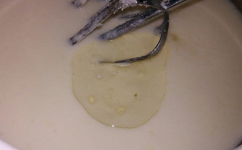 1. Этап. Панкейки на кислом молоке с добавлением растительного масла: 3. Добавьте муки столько, чтобы масса получилась как сметана примерно 15%. Естественно, реже, чем на оладьи. Теперь можно воспользоваться миксером и взбивать. Соли добавьте по вкусу. Добавьте также растительное масло и замесите тесто.