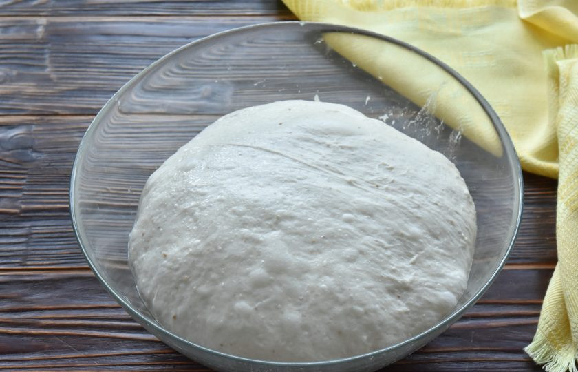 1. Этап. Пицца Том Ям: Замесите липкое, мягкое тесто, выложите в миску, смазанную растительным маслом и поставьте в теплое место для подъема на 1 час. Миску с тестом обязательно накройте пищевой пленкой, чтобы тесто не сохло и не заветрилось.