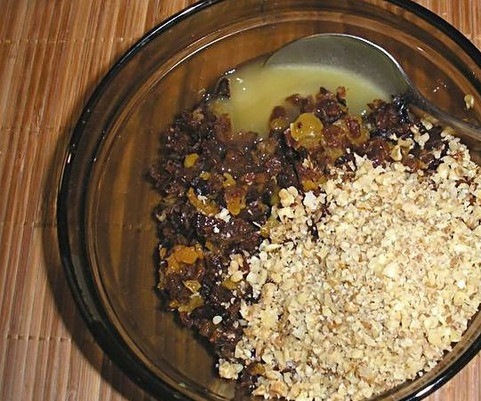 1. Этап. Конфеты Пчелка: 2. Теперь смешиваем все измельченные ингредиенты, заливаем медом и перемешиваем. Должна получится однородная масса.