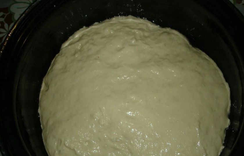 1. Этап. Хлеб простой в духовке: 3. Тесто поднялось за это время в 2-3 раза. Поверхность теста смазываю растительным маслом, обминаю его и перекладываю в форму, где буду выпекать, оставляю подойти еще на 30 минут.