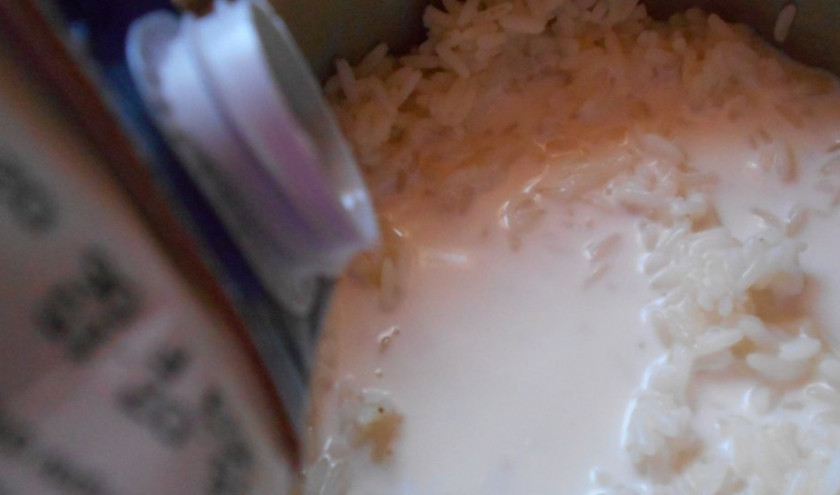 1. Этап. Паровой рисовый пудинг: 2. Перекидываю рис на дуршлаг, сливаю воду. Затем перекладываю его обратно в кастрюлю и заливаю молоком, варю после закипания еще 20 минут.