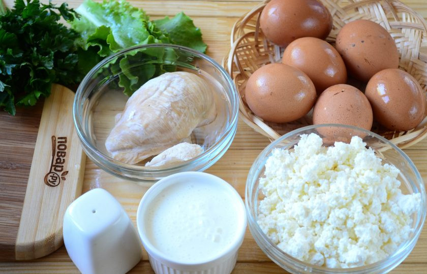 1. Этап. Белковый торт с куриной грудкой для сушки: Подготовьте все необходимые ингредиенты. Куриную грудку отварите до готовности в слегка подсоленной воде.