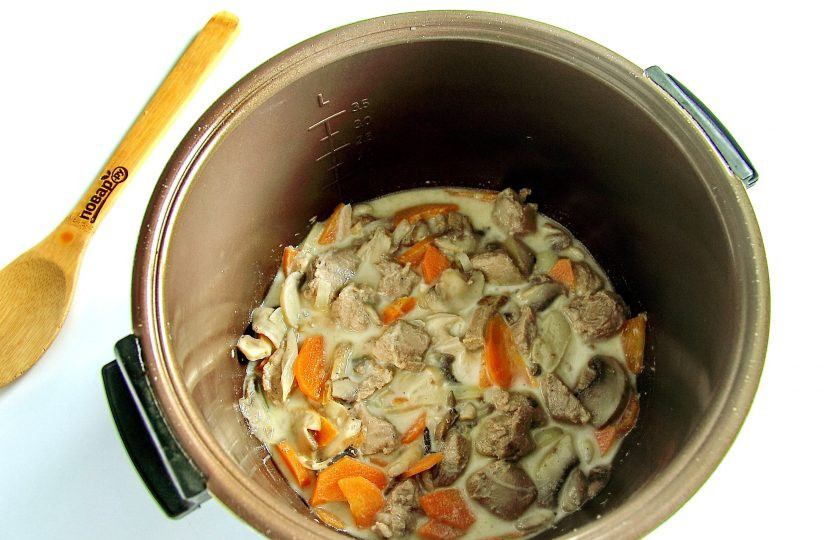 1. Этап. Индейка с грибами в мультиварке: Добавьте соль, перец и влейте сливки. Установите режим 