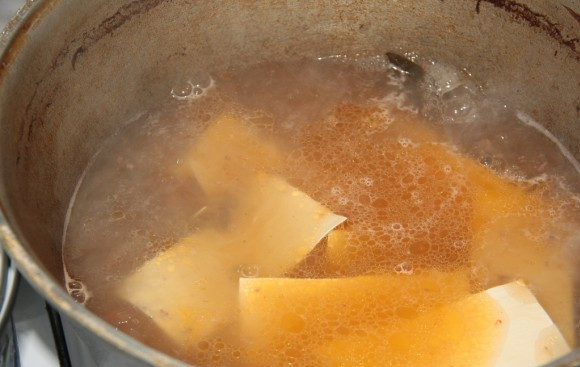 1. Этап. Сорпа по-казахски: Опускаем в кастрюлю сочни.