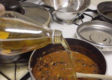 1. Этап. Вегетарианская черная фасоль Чили: Добавляем немного пива, около 3 унций.