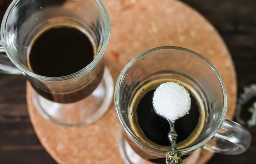 1. Этап. Ванильный капучино: Добавьте в каждый стакан сахар, если вы это не сделали ранее.