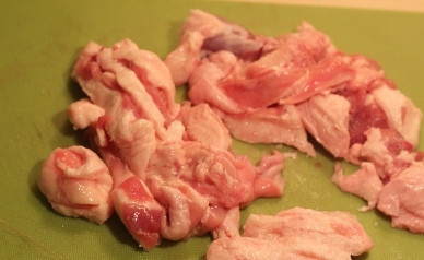 1. Этап. Утка, тушенная с черносливом: Срезаем с утки кожу с жиром, нарезаем мясо на небольшие кусочки.