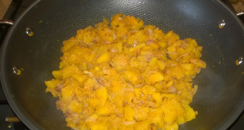 1. Этап. Тыква, жаренная с луком: 7. Все перемешайте, тушите ещё минут 5-7, чтобы продукты обменялись вкусами.