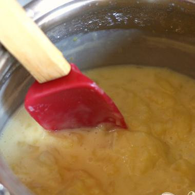 1. Этап. Бабушкин фруктовый пирог: Загустеет масса очень быстро. Поэтому не отвлекайтесь. Продолжайте помешивать.