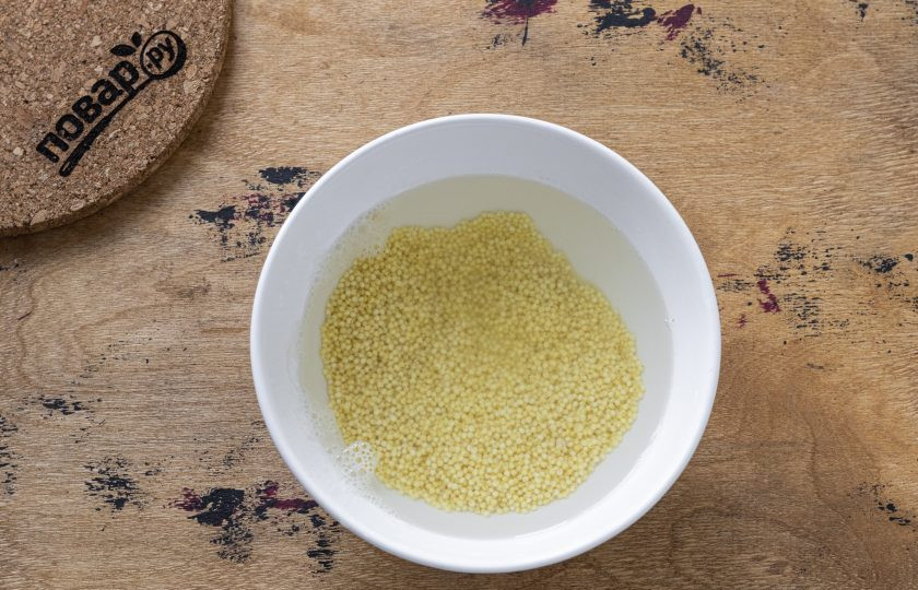 1. Этап. Пшенная каша с маслом: Пшено замочите в горячей воде на 5 минут. Затем промойте его до прозрачности.