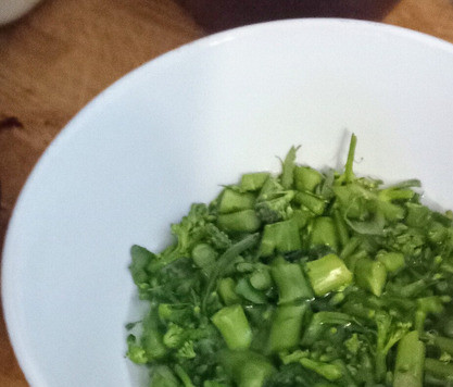 1. Этап. Жареная кукуруза с фасолью и халуми: Под кипятком бланшировать брокколетти 2 минуты. Процедить. Выложить в салатницу.