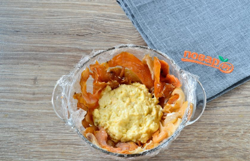 1. Этап. Закусочный торт с крабовой начинкой: Сначала выложите желтково-майонезную массу.