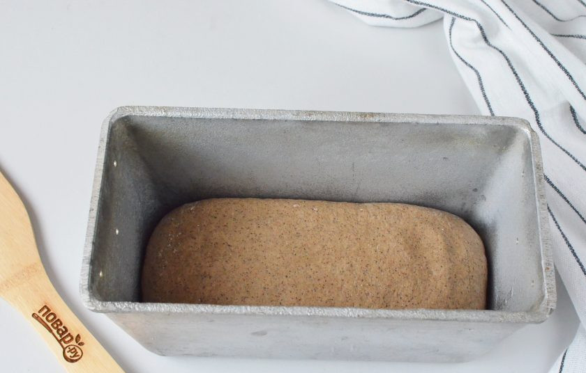 1. Этап. Черный хлеб на закваске: Форму для хлеба смажьте маслом, выложите тесто, разровняйте. Накройте пищевой пленкой и поставьте в тепло на 3-4 часа.