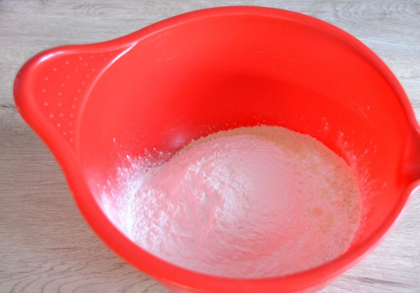 1. Этап. Макаронс на итальянской меренге: Просейте туда же сахарную пудру.