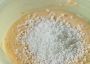 1. Этап. Льежские вафли: Затем тесто накрыть полотенцем и дать ему настояться около часа. Тесто должно вырасти в два раза. Далее добавить жемчужный сахар. И оставить настаиваться еще около 10 минут.