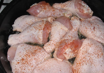 1. Этап. Чесночная курица: Курицу моем, разрезаем на части и обжариваем на смеси жира и сливочного масла .